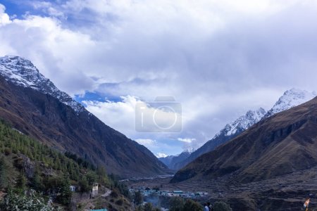 Himalaya, Vista panorámica de la montaña del Himalaya cubierta de nieve. Paisaje de montaña del Himalaya en invierno en el valle de Kedarnath.