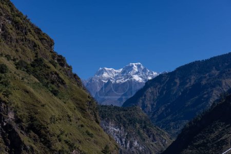 Himalaya, Blick auf den schneebedeckten Himalaya. Himalaya-Berglandschaft im Winter im Kedarnath-Tal.