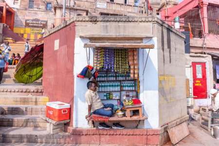 Foto de Varanasi, Uttar Pradesh, India - Noviembre 2022: Retrato de un hombre esperando al cliente en su tienda de banarsi paan en el río. Banarsi pan es famoso en todo el mundo. Su orgánico y saludable. - Imagen libre de derechos