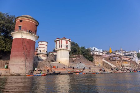 Foto de Varanasi, Uttar Pradesh, India - Noviembre 2022: Arquitectura de edificios antiguos, ciudad histórica de Varanasi con templos antiguos y arquitectura de edificios en ghats cerca de bandas fluviales en varanasi - Imagen libre de derechos