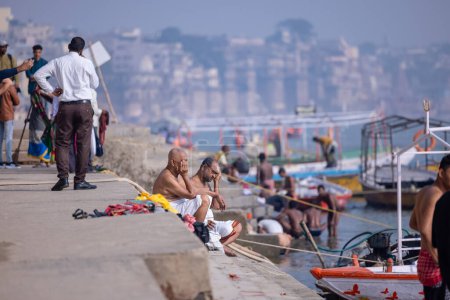 Foto de Varanasi, Uttar Pradesh, India - November 2022: Unidentified brahmin male performing shraadh rituals on ghat near ganges in varanasi. Varanasi is oldest city in India with rich culture and diversity. - Imagen libre de derechos