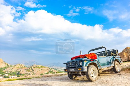 Téléchargez les photos : Jawai, Rajasthan, Inde - Septembre 2021 : Paysage des collines d'Aravalli de montagnes de granit dans le rajasthan, Inde. Une jeep safari atterrissant au sommet des collines sous le ciel bleu. - en image libre de droit