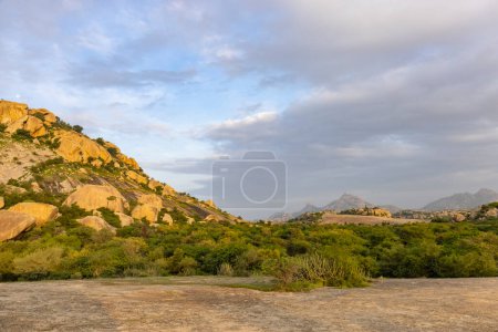 Paisaje de las colinas de Aravalli de granito en Rajasthan, India