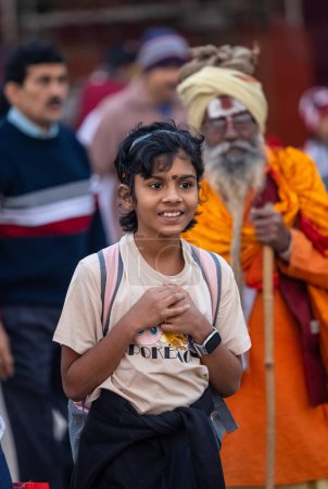 Téléchargez les photos : Varanasi, Uttar Pradesh, Inde - Novembre 2022 : fille participant à ganga aarti à assi ghat - en image libre de droit
