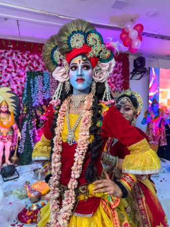 Foto de Mujer joven vestida como dios hindú en Pushkar, Rajastán, India, noviembre 2019 - Imagen libre de derechos