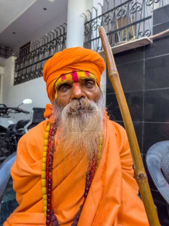 Téléchargez les photos : Varanasi, Uttar Pradesh, Inde - novembre 20, 2022 : Portrait d'Indien non identifié saint sadhu mâle - en image libre de droit