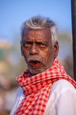 Foto de Varanasi, Uttar Pradesh, India - 20 de noviembre de 2022: Retrato de un hombre no identificado - Imagen libre de derechos