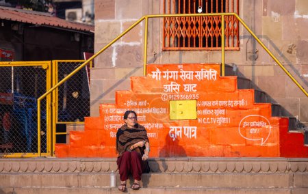 Foto de Varanasi, Uttar Pradesh, India - Noviembre 2022: mujer participando en ganga aarti en assi ghat - Imagen libre de derechos