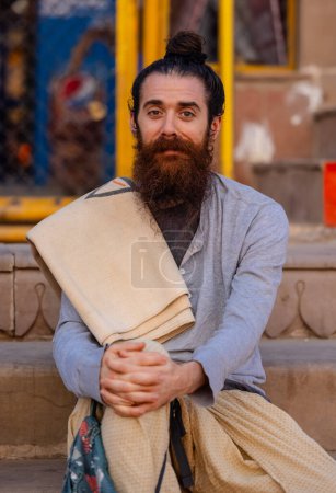 Foto de Varanasi, Uttar Pradesh, India - 20 de noviembre de 2022: Retrato de un hombre no identificado con barba - Imagen libre de derechos