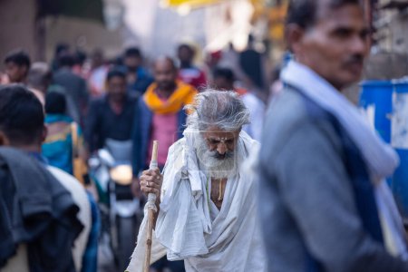 Foto de Varanasi, Uttar Pradesh, India: Pueblos indios no identificados en la ciudad de varanasi. - Imagen libre de derechos