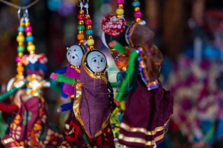 Foto de Títeres y productos artesanales hechos a mano de Rajasthani coloridos indios en la tienda en pushkar. - Imagen libre de derechos