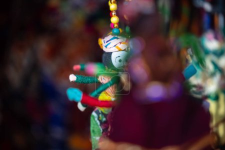 Téléchargez les photos : Indien coloré Rajasthani main marionnettes et artisanat produits à la boutique dans pushkar. - en image libre de droit