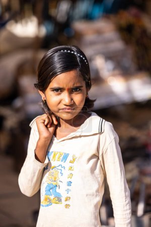 Téléchargez les photos : Pushkar, Rajasthan, Inde - 05 novembre 2022 : Foire de Pushkar, Portrait de jeunes enfants sur un terrain de foire en robes colorées regardant les activités pendant la foire. - en image libre de droit