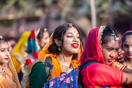 Téléchargez les photos : Bikaner, Rajasthan, Inde - 13 janvier 2023 : Festival du chameau Bikaner, Groupe de jeunes belles filles en robe et bijoux rajasthani traditionnels tout en participant à la parade. Concentration sélective. - en image libre de droit