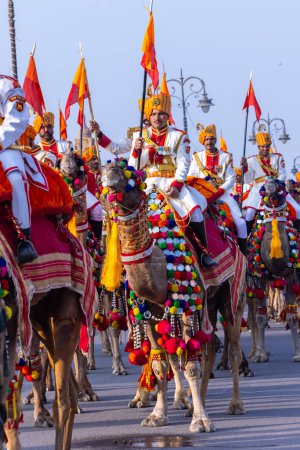 Téléchargez les photos : Bikaner, Rajasthan, Inde - 13 janvier 2023 : Fête du chameau, Soldat de l'armée indienne participant au festival du chameau du défilé du bikaner sur les chameaux. Chameaux décorés participant au festival des chameaux. - en image libre de droit