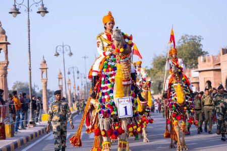 Téléchargez les photos : Bikaner, Rajasthan, Inde - 13 Jan 2023 : Fête du chameau, Soldat féminin de l'armée indienne participant à la fête du chameau du défilé de bikaner sur les chameaux. Chameaux décorés participant au festival des chameaux. - en image libre de droit