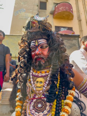 Foto de Varanasi, Uttar Pradesh, India - 03 de marzo de 2023: Masan Holi, Retrato de un artista masculino con rostro pintado que actúa como Señor Shiva durante la celebración de masaan holi en harishchandra ghat en varanasi. - Imagen libre de derechos