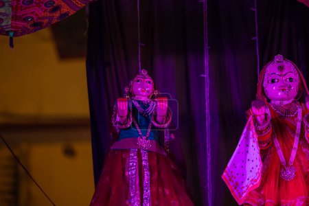 Téléchargez les photos : Gangaure, Marionnettes en bois colorées faites à la main de gangaure lors d'un festival à bikaner, rajasthan. - en image libre de droit