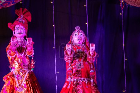 Téléchargez les photos : Gangaure, Marionnettes en bois colorées faites à la main de gangaure lors d'un festival à bikaner, rajasthan. - en image libre de droit