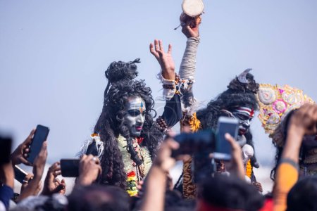 Foto de Varanasi, Uttar Pradesh, India - 03 de marzo de 2023: Masan Holi, Retrato de un artista masculino con ceniza en la cara actúa como Señor Shiva durante la celebración de masaan holi en harishchandra ghat en varanasi. - Imagen libre de derechos