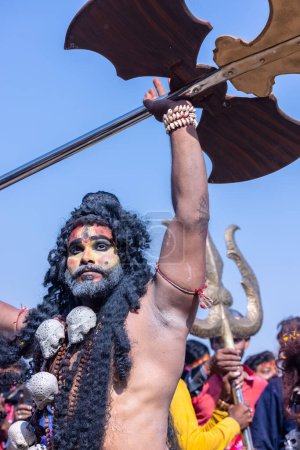 Foto de Varanasi, Uttar Pradesh, India - 03 de marzo de 2023: Masan Holi, Retrato de un artista masculino con ceniza en la cara actúa como Señor Shiva durante la celebración de masaan holi en harishchandra ghat en varanasi. - Imagen libre de derechos
