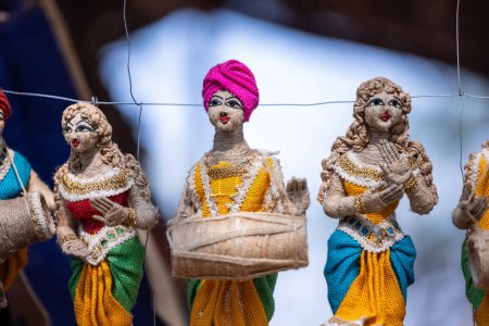 Foto de FARIDABAD, HARYANA / INDIA - FEBRERO 2020: Muñecas artesanales hechas con yute en la Feria de Artesanía de Surajkund - Imagen libre de derechos