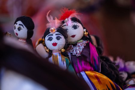 Téléchargez les photos : Indien coloré à la main marionnettes et produits artisanaux à la boutique dans pushkar - en image libre de droit