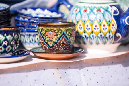 Foto de Platos y tazas de cerámica sobre la mesa - Imagen libre de derechos
