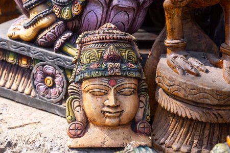 Téléchargez les photos : Statue de dieu hindou, souvenirs vendus au marché indien - en image libre de droit