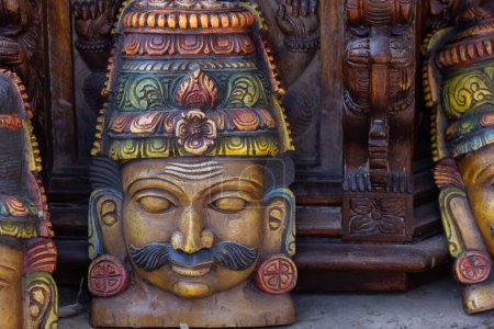 Foto de Estatua de dios hindú, souvenirs vendiendo en el mercado indio - Imagen libre de derechos