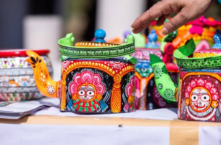 Téléchargez les photos : Pots traditionnels indiens faits à la main en argile - en image libre de droit