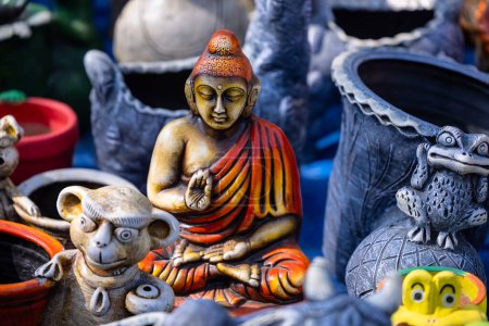 Téléchargez les photos : Vue rapprochée de la statue colorée du bouddha sur le marché - en image libre de droit