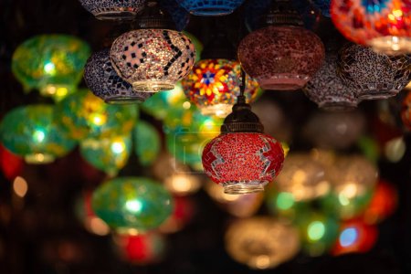La Turquie. Marché avec de nombreuses lampes et lanternes turques artisanales colorées traditionnelles. Lanternes suspendues dans la boutique à vendre. Souvenirs populaires de Turquie.