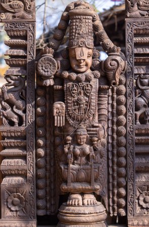 Foto de Arte de madera, ídolo de madera hecho a mano en lord tirupati en la feria de artesanía surajkund. Enfoque selectivo. - Imagen libre de derechos