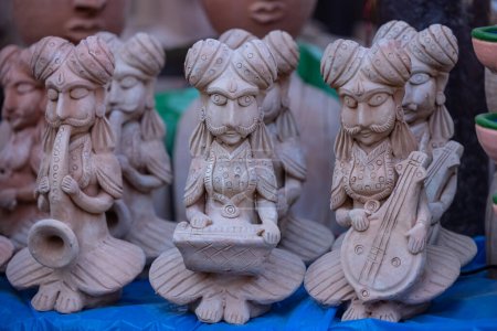 Schlamm- und Lehmerzeugnisse mit Tiergesicht auf dem Kunsthandwerkermarkt von Surajkund.