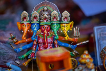 Téléchargez les photos : Dieu indien ganesha figure dans le marché - en image libre de droit