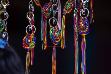 Foto de Coloridos collares indios tradicionales en el mercado - Imagen libre de derechos