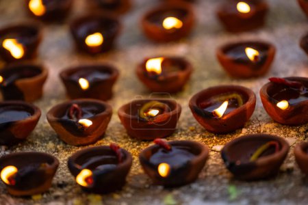 Foto de Primer plano de velas encendidas con llama - Imagen libre de derechos