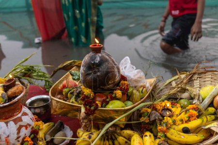 Foto de Frutas frescas sobre la mesa durante el ritual hindú - Imagen libre de derechos