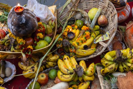 Téléchargez les photos : Fruits frais sur la table pendant le rituel hindou - en image libre de droit