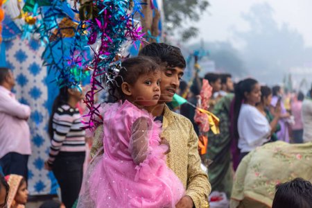 Foto de Ghaziabad, Uttar Pradesh, India - 31 de octubre de 2022: Chhas Puja, Niños disfrutando durante el chhath puja a primera hora de la mañana. - Imagen libre de derechos