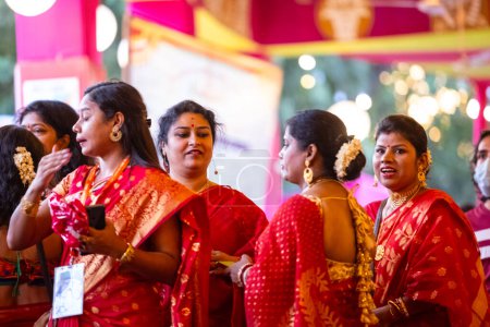 Téléchargez les photos : Durga Puja est la plus grande fête religieuse de l'hindouisme et pour les bengalis et est maintenant célébrée dans le monde entier. - en image libre de droit