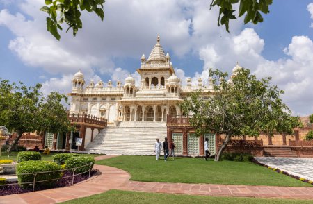 Téléchargez les photos : Jodhpur, Rajasthan, Inde - 25 septembre 2021 : Vue architecturale du cénotaphe Jaswant Thada en marbre blanc à Jodhpur construit en 1899. - en image libre de droit