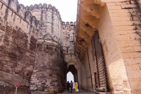 Téléchargez les photos : Jodhpur, Rajasthan, Inde - 25 septembre 2021 : Vue d'architecture du fort Mehrangarh. Un site du patrimoine mondial de l'UNESCO à jodhpur. Concentration sélective sur le fort. - en image libre de droit