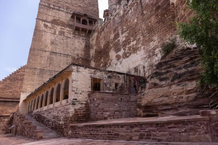 Foto de Jodhpur, Rajastán, India - 25 de septiembre de 2021: Vista de la arquitectura del Fuerte Mehrangarh. Patrimonio de la Humanidad por la UNESCO en jodhpur. Enfoque selectivo en el fuerte. - Imagen libre de derechos