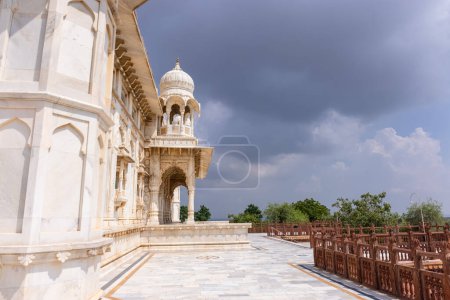 Foto de Jodhpur, Rajastán, India - 25 de septiembre de 2021: Vista de la arquitectura del cenotafio Jaswant Thada hecho con mármol blanco en jodhpur construido en 1899. - Imagen libre de derechos