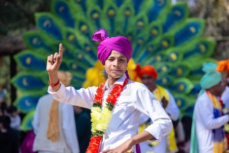 Foto de Faridabad, Haryana, India - 4 de febrero de 2023: Retrato del artista masculino de haryana realizando danza folclórica durante la feria de artesanía surajkund para entretener a los turistas. - Imagen libre de derechos