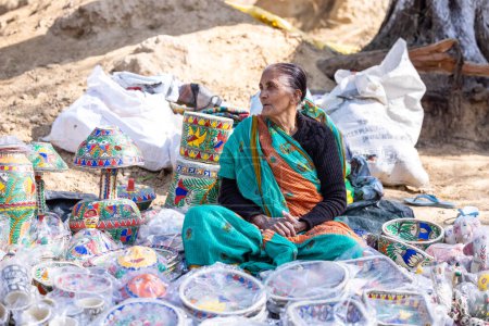 Foto de Faridabad, Haryana, India - 4 de febrero de 2023: Retrato del vendedor durante la feria de artesanía surajkund - Imagen libre de derechos