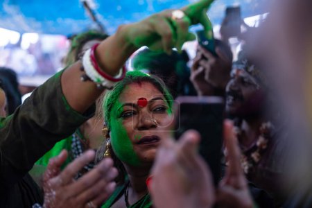 Téléchargez les photos : Varanasi, Uttar Pradesh, Inde - 04 mars 2023 : Masan Holi, Portrait de personnes transgenres aux visages colorés fête la fête des holi au ghat manikarnika. - en image libre de droit