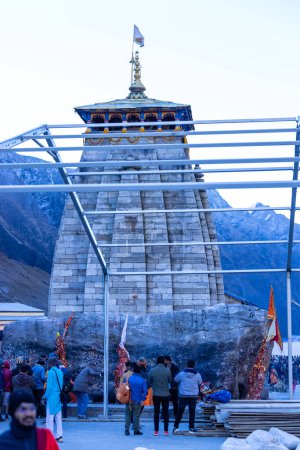 Foto de Kedarnath, Uttarakhand, India - 14 de octubre de 2022: Baba kedarnath temple with snow covered himalayan mountains in background. Kedarnath templo es uno de los Señor Shiva jyotirlinga y lugar sagrado - Imagen libre de derechos
